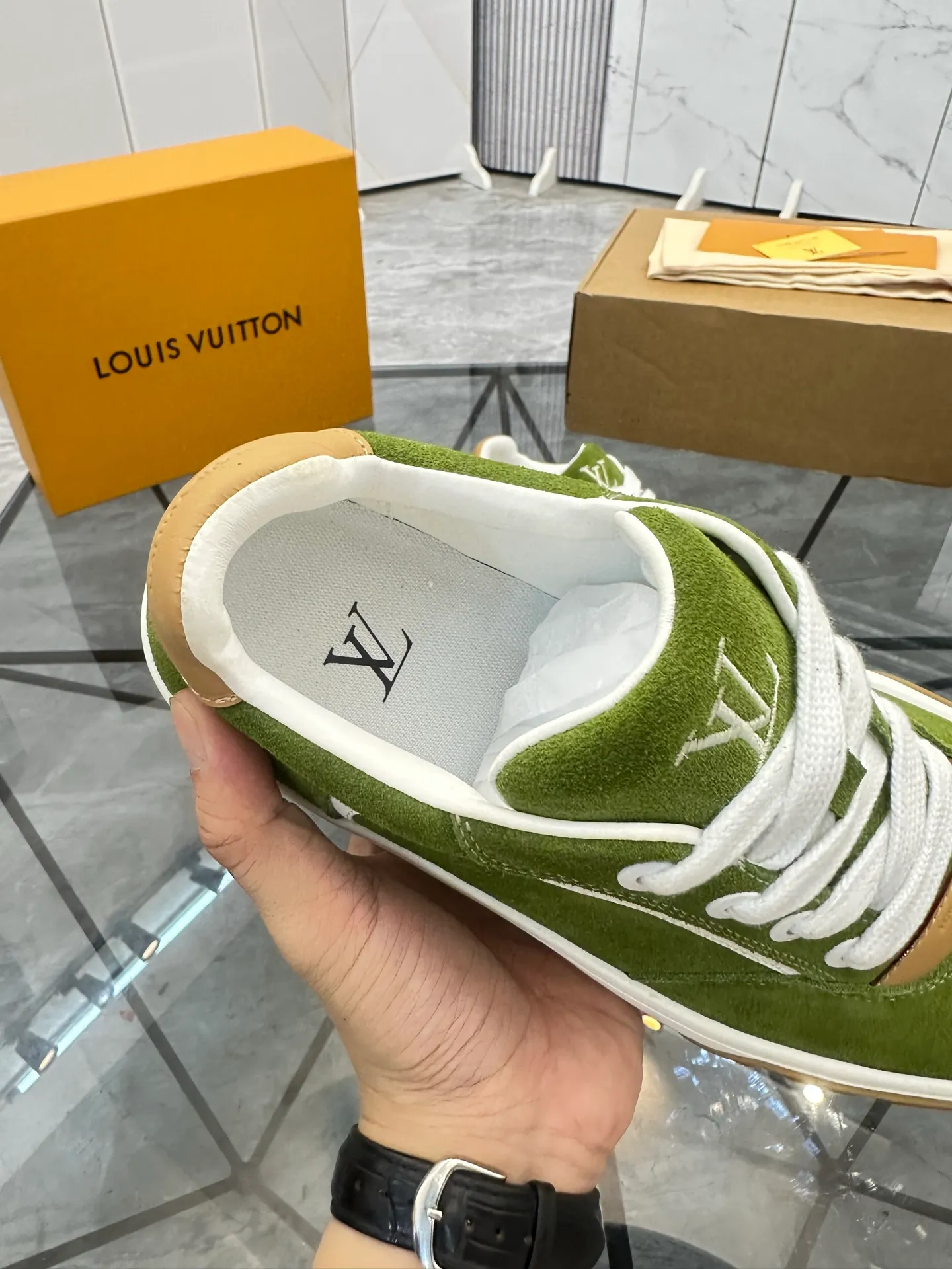 Men's shoes for sale 💰: 💰P660¥ Top quality Comes with airplane case Product trademark: LV* "Louis Vuitton*" low-top casual shoes Regular size: 35-44 (can be customized to 45) Couple style Product materials: imported nubuck leather upper, sheepskin lining, original outsole. Number: 819